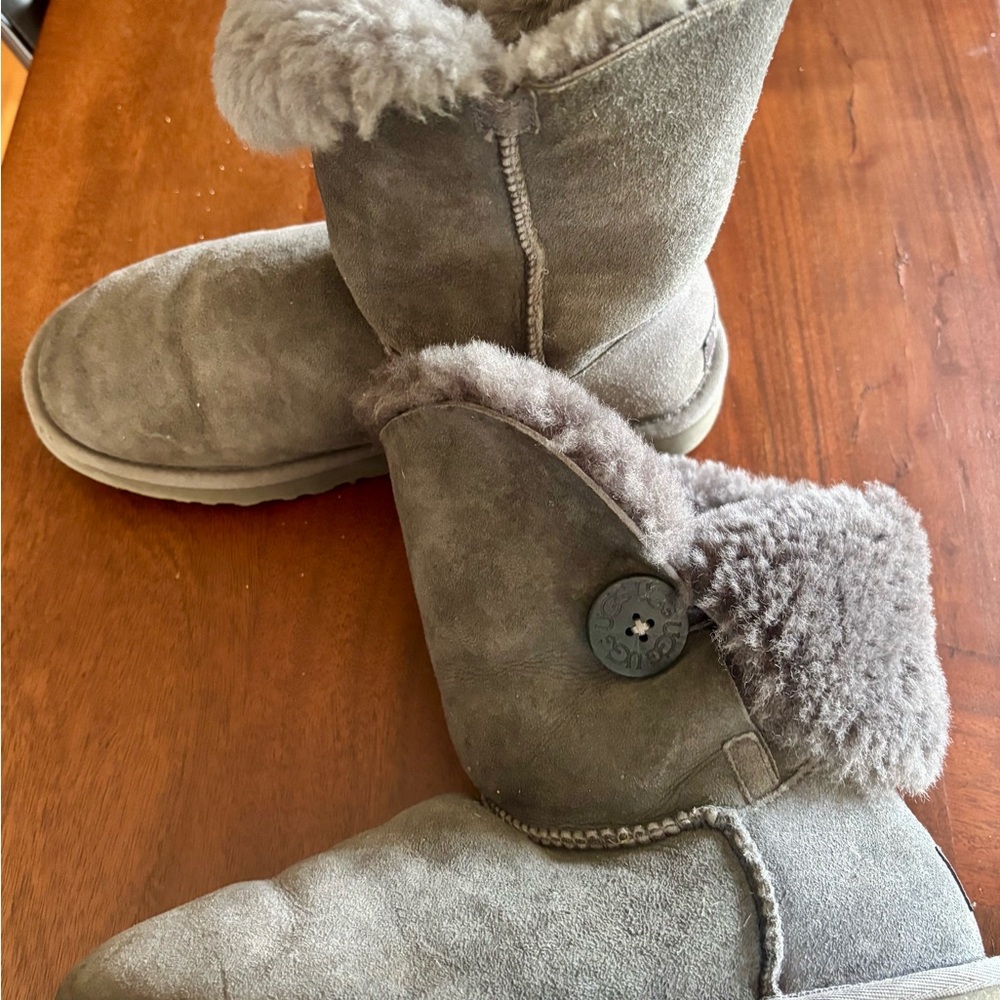 UGG - Cozy Gray Shearling Boots with Button Detail - Size women’s 8